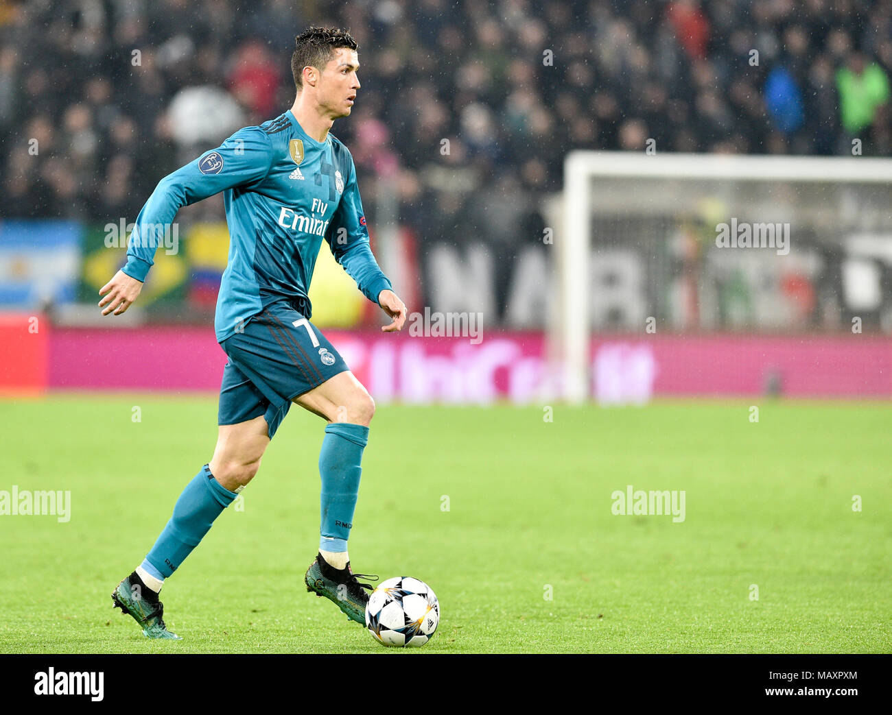 cristiano-ronaldo-real-madrid-club-de-ftbol-during-the-uefa-champions-league-quarter-finals-1st-leg-football-match-between-juventus-fc-and-real-madrid-cf-at-allianz-stadium-on-03-april-2018-in-turin-italy-MAXPXM.jpg