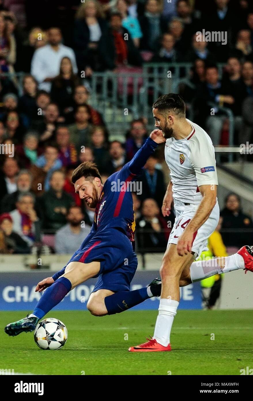 Barcelona, Spain. 4th Apr, 2018. Barcelona's Lionel Messi (L) vies with  Roma's Kostas Manolas during the UEFA Champions League quarterfinal 1st Leg  match between FC Barcelona and Roma in Barcelona, Spain, on