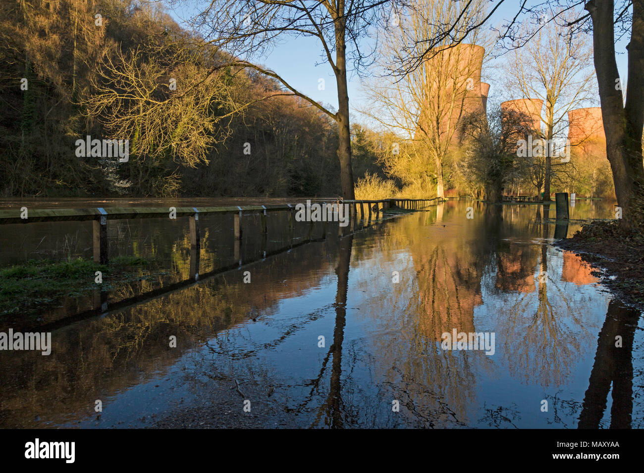 Ironbridge, UK. 5th April, 2018. The River Severn in Ironbridge in Shropshire has continued to rise overnight, bringing the first floods of the year. Credit: Rob Carter/Alamy Live News Stock Photo