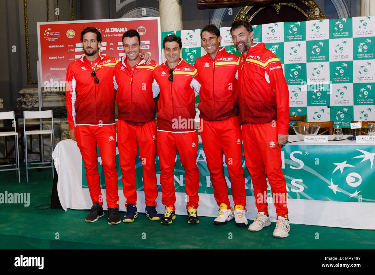 ¿Cuánto mide Roberto Bautista? - Altura - Real height Valencia-spain-5th-april-2018-the-spanish-team-with-rafael-nadal-david-ferrer-roberto-bautista-agut-feliciano-lopez-and-coach-sergi-bruguera-during-the-draw-ceremony-before-the-davis-cup-quarterfinal-match-between-spain-and-germany-at-the-plaza-de-torros-credit-frank-molteralamy-live-news-MAY48Y