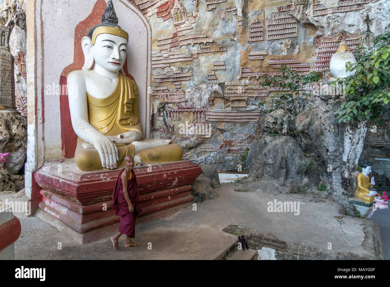 Buddha-Statuen in der Kawgon-Höhle, Hpa-an, Myanmar, Asien  |  Buddha statues in the Kawgun Cave, Hpa-an, Myanmar, Asia Stock Photo