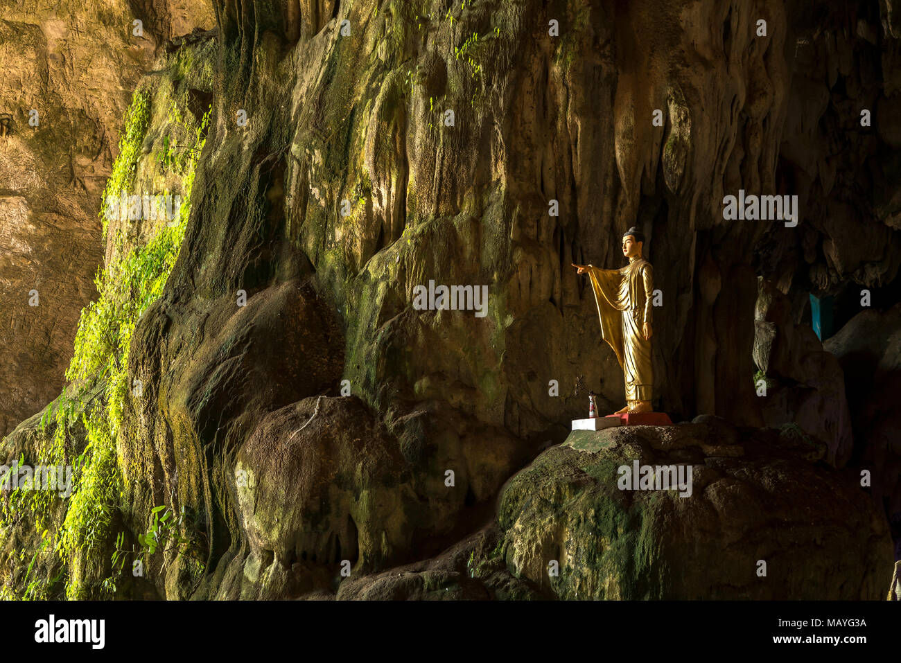 Statue in der Saddan-Höhle, Hpa-an, Myanmar, Asien  |  Statue at Saddar Cave, Hpa-an, Myanmar, Asia Stock Photo