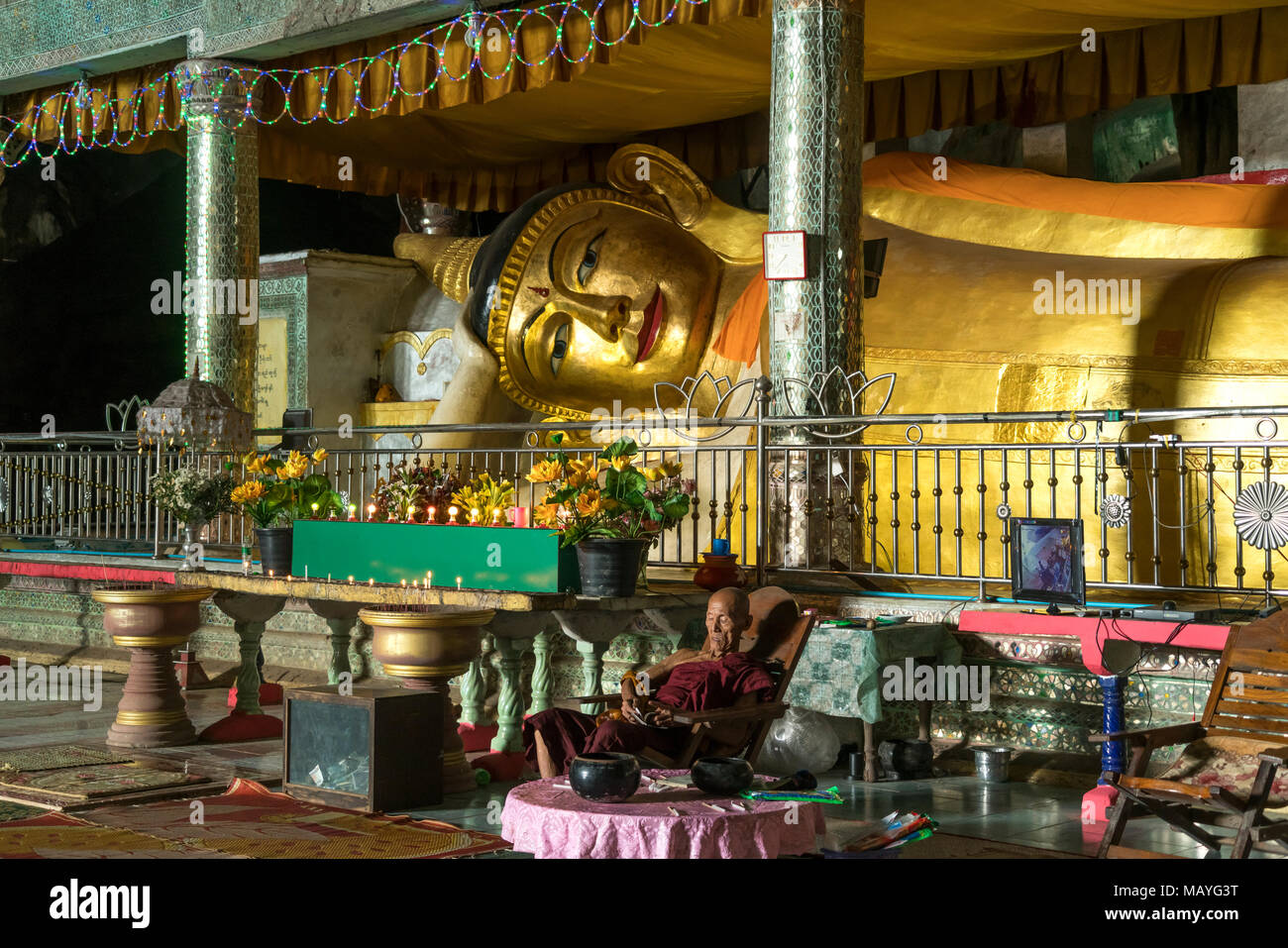 Alter Mönch und liegender Buddha in der Saddan-Höhle, Hpa-an, Myanmar, Asien  |  elderly monk at the Lying Buddha in Saddan Cave, Hpa-an, Myanmar, Asi Stock Photo