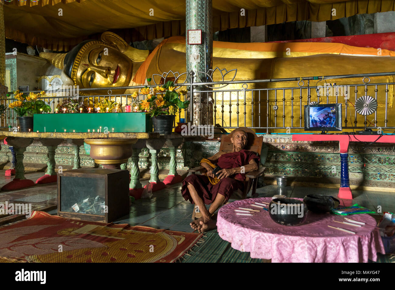 Alter Mönch und liegender Buddha in der Saddan-Höhle, Hpa-an, Myanmar, Asien  |  elderly monk at the Lying Buddha in Saddan Cave, Hpa-an, Myanmar, Asi Stock Photo