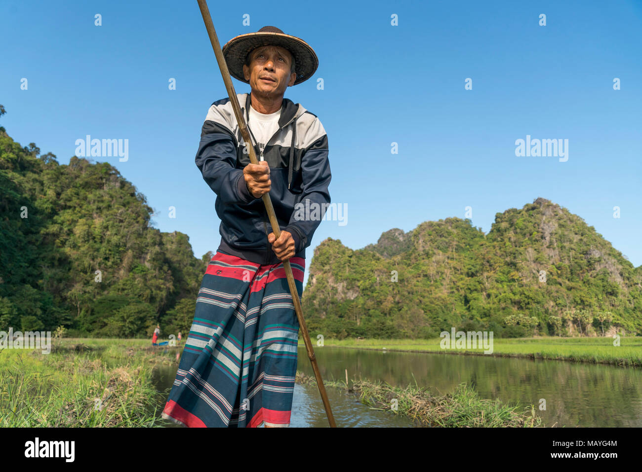 einheimischer Ruderer auf dem Weg zur Saddan-Höhle, Hpa-an, Myanmar, Asien  |  Local rowers on the lake near Saddan Cave, Hpa-an, Myanmar, Asia Stock Photo