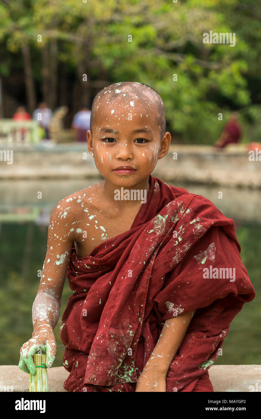 Novize mit Farbe im Gesicht nach dem Renovieren, Hpa-an, Myanmar, Asien  | young monk with paint in his face,  Hpa-an, Myanmar, Asia Stock Photo