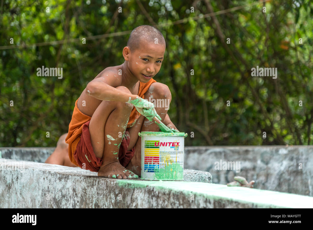 Junge Mönche beim Anstreichen einer Mauer, Hpa-an, Myanmar, Asien  | young monks painting a wall, Hpa-an, Myanmar, Asia Stock Photo