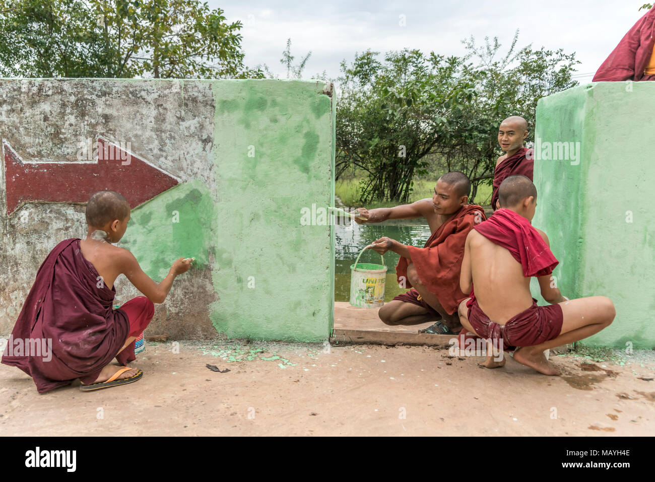 Junge Mönche beim Anstreichen einer Mauer, Hpa-an, Myanmar, Asien  | young monks painting a wall, Hpa-an, Myanmar, Asia Stock Photo