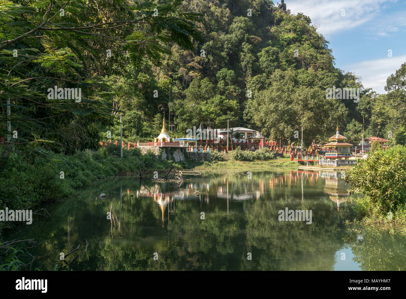 Teich vor der Kaw Ka Thaung Höhle Hpaan, Myanmar, Asien Kaw Ka Taung