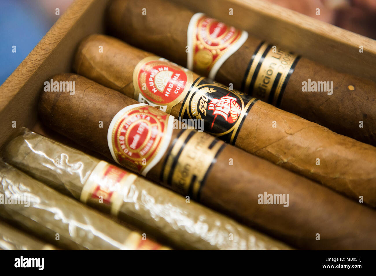 Cigar smoker hires stock photography and images Alamy