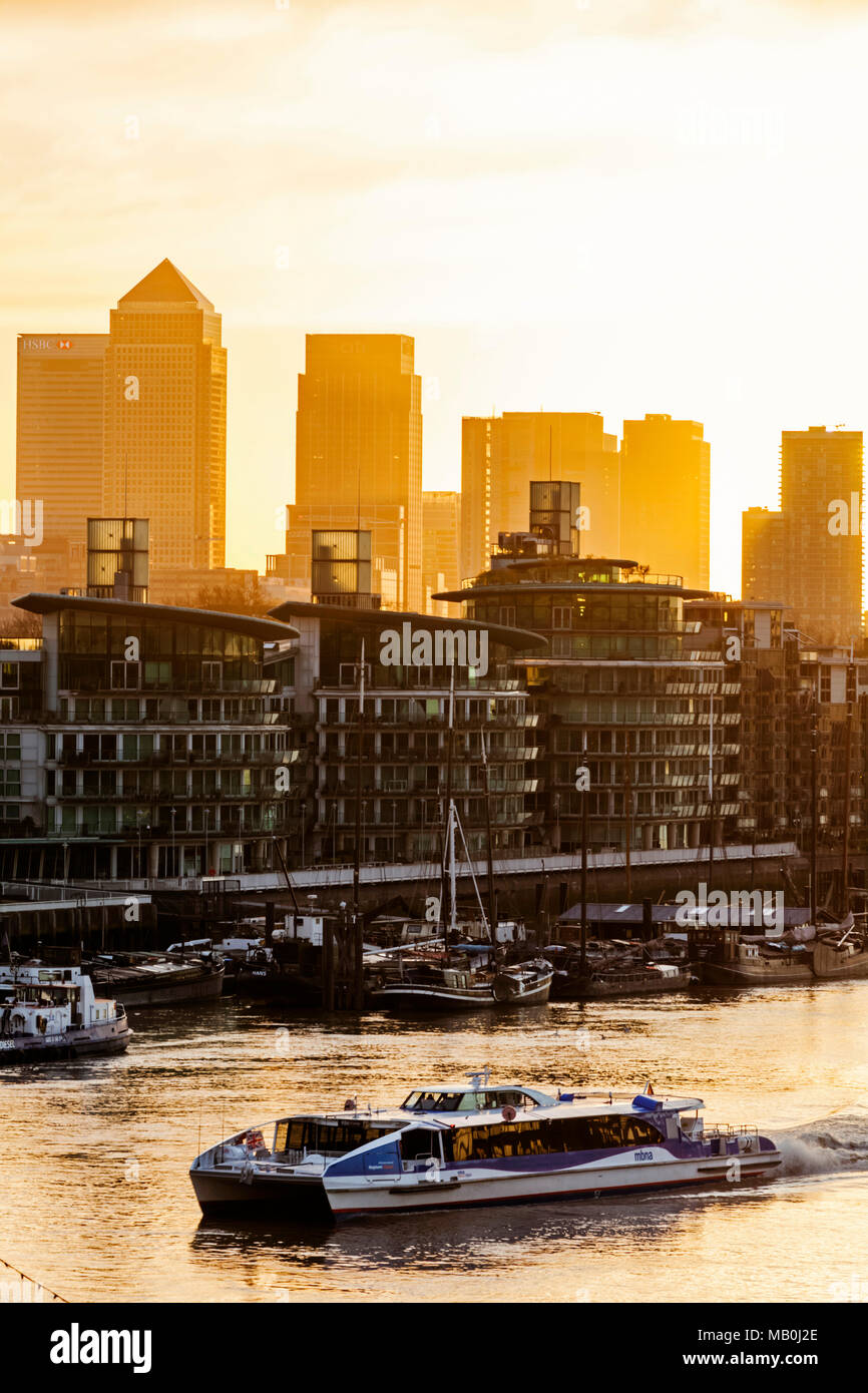 Sunrise over canary wharf skyline and river thames hi-res stock ...