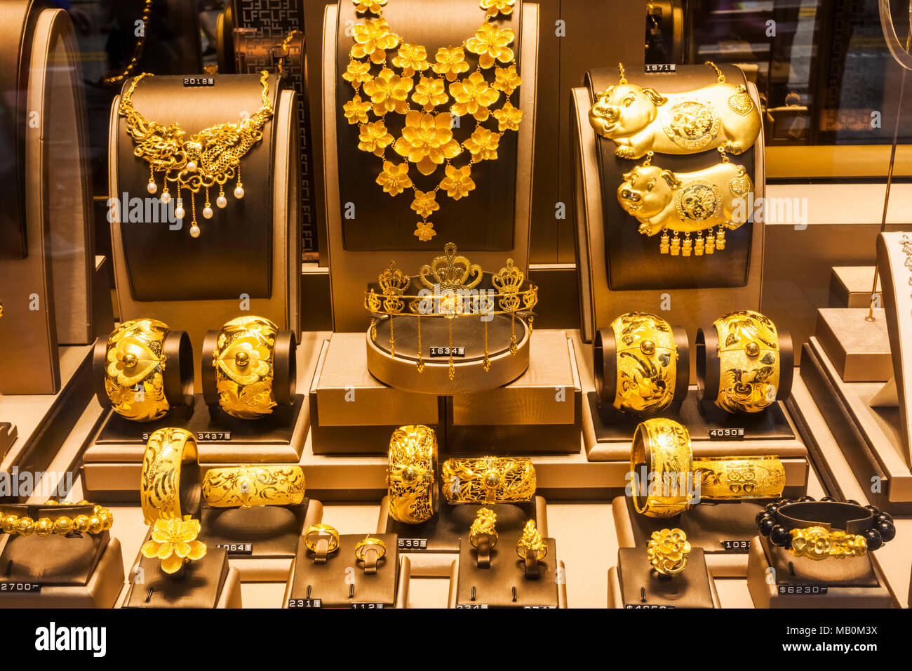 China gold shop jewellery hi-res stock photography and images - Alamy