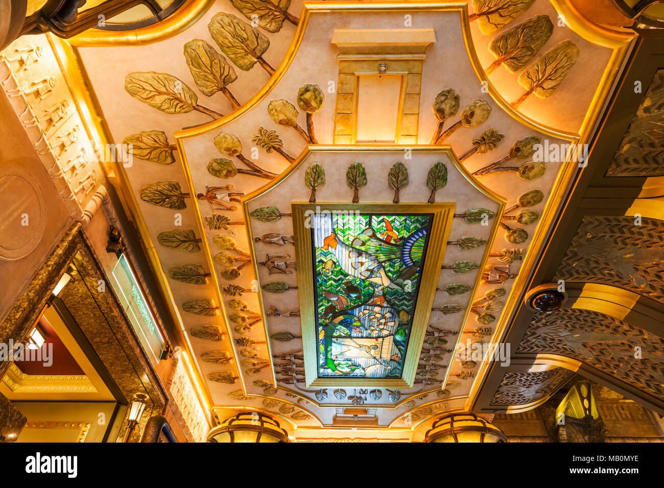 London art deco staircase hi-res stock photography and images - Alamy