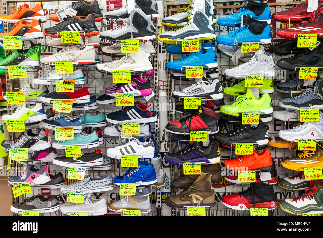 Shoe shops shopping hi-res stock photography and images - Page 10 - Alamy