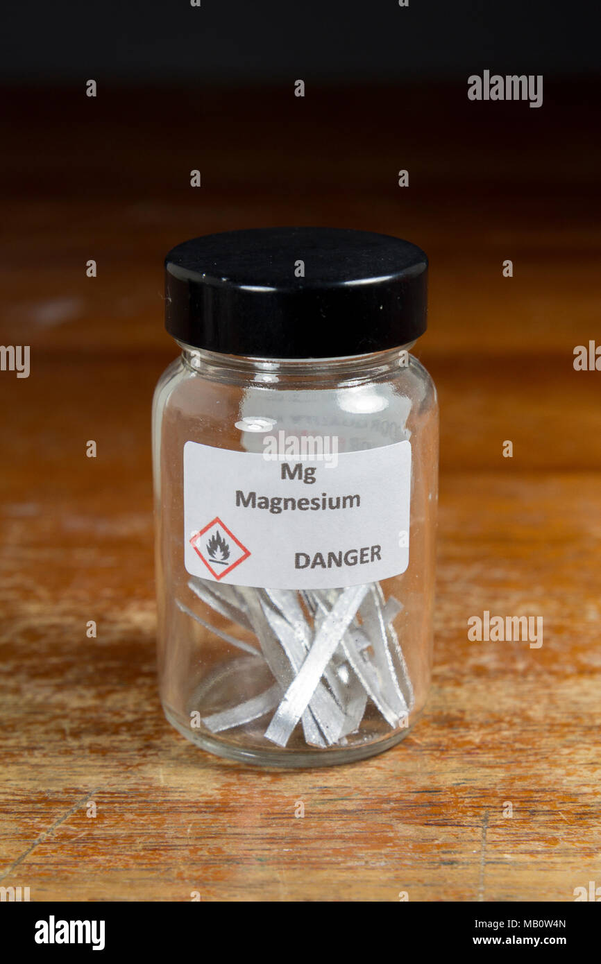 Magnesium burning hires stock photography and images Alamy