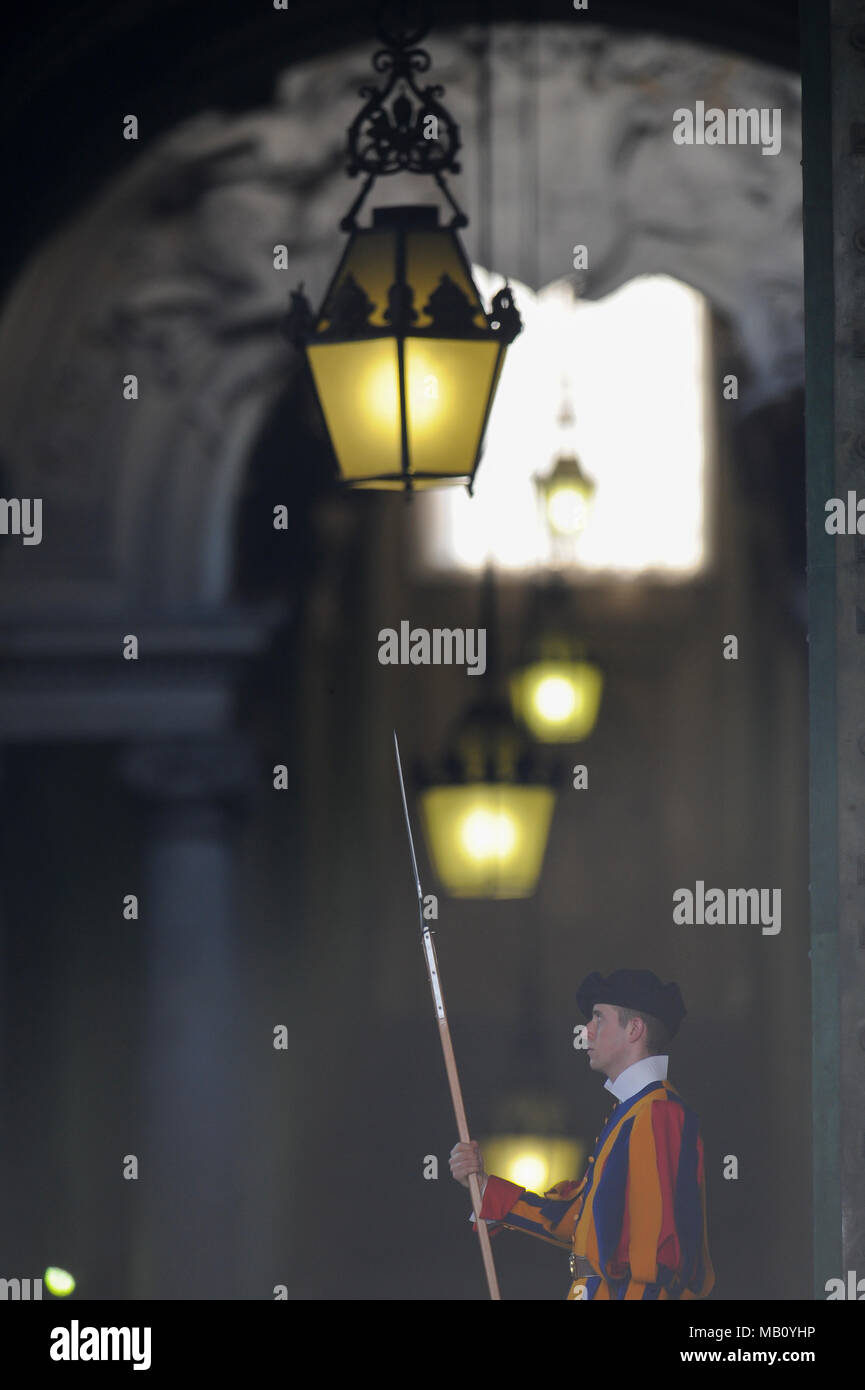 A member of the Pontifical Swiss Guard with halberd in Portone di ...