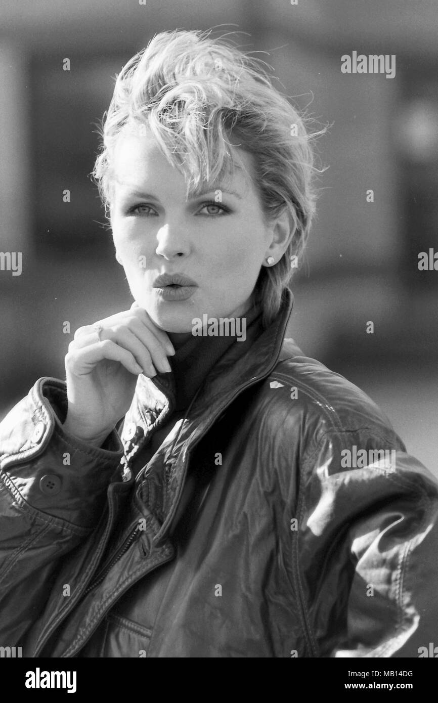Fiona Fullerton actress posing in Leeds 1987 credit Simon Dewhurst and Mark Tattersall for Hickes Ltd Stock Photo