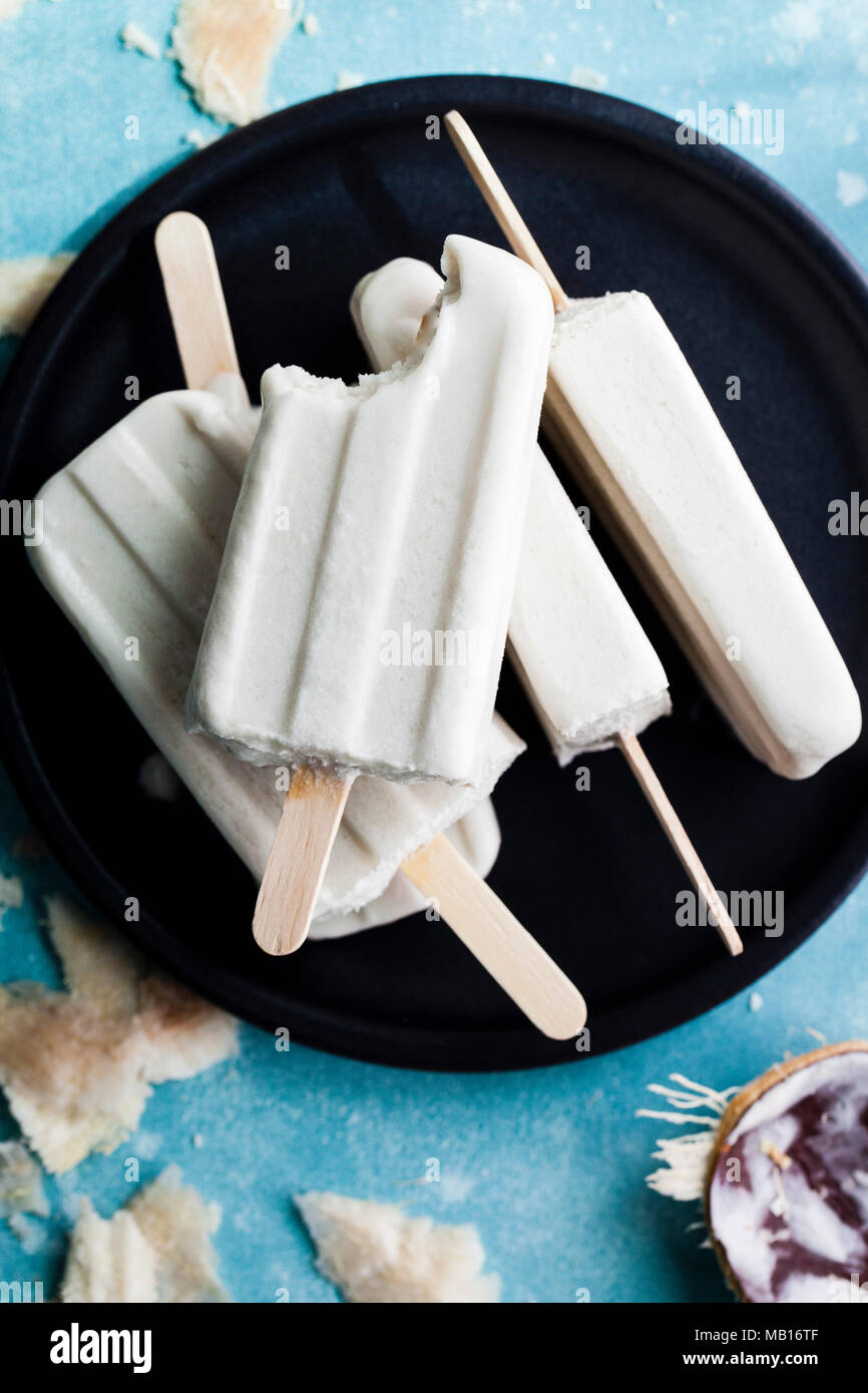 Stack of jumbo wood ice cream craft sticks Stock Photo - Alamy