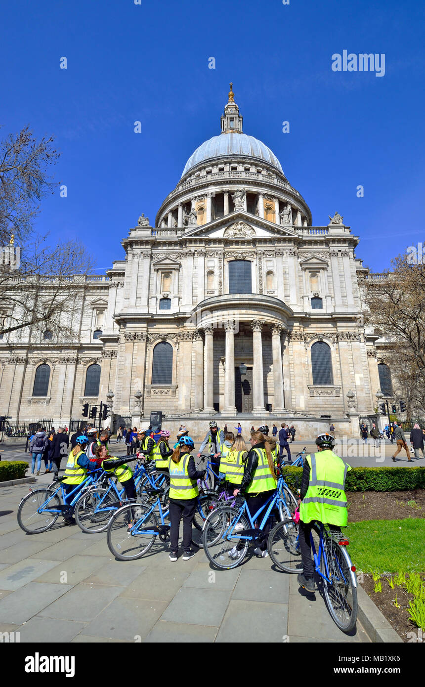London, England, UK. Children's cycling tour at St Paul's Cathedral Stock Photo