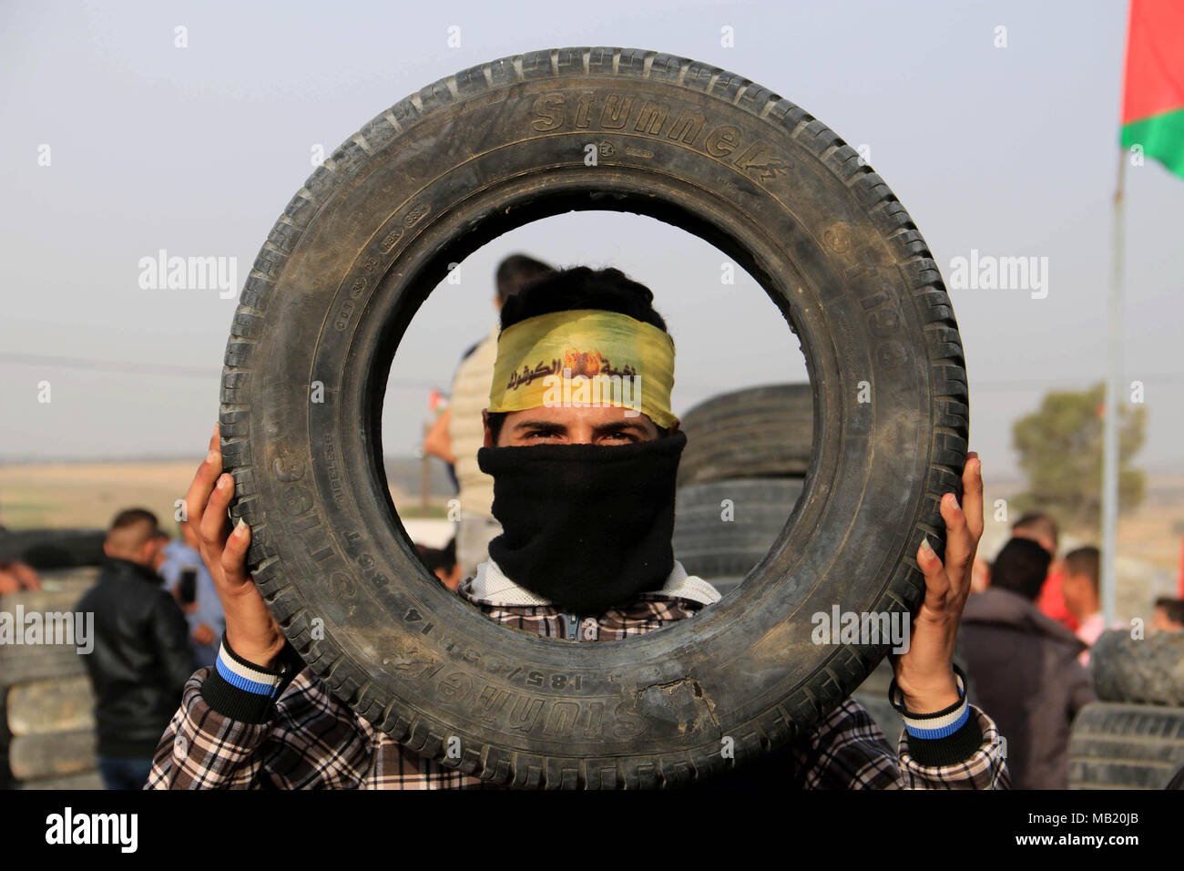 Bureij, Gaza Strip, Palestinian Territory. 5th Apr, 2018. Palestinian protesters bring old tires with pickup trucks as they take part in a demonstration demanding the right of return and removal of the blockade following the ''Great March of Return'' in Bureij, Gaza on April 05, 2018 Credit: Mahmoud Khattab/APA Images/ZUMA Wire/Alamy Live News Stock Photo