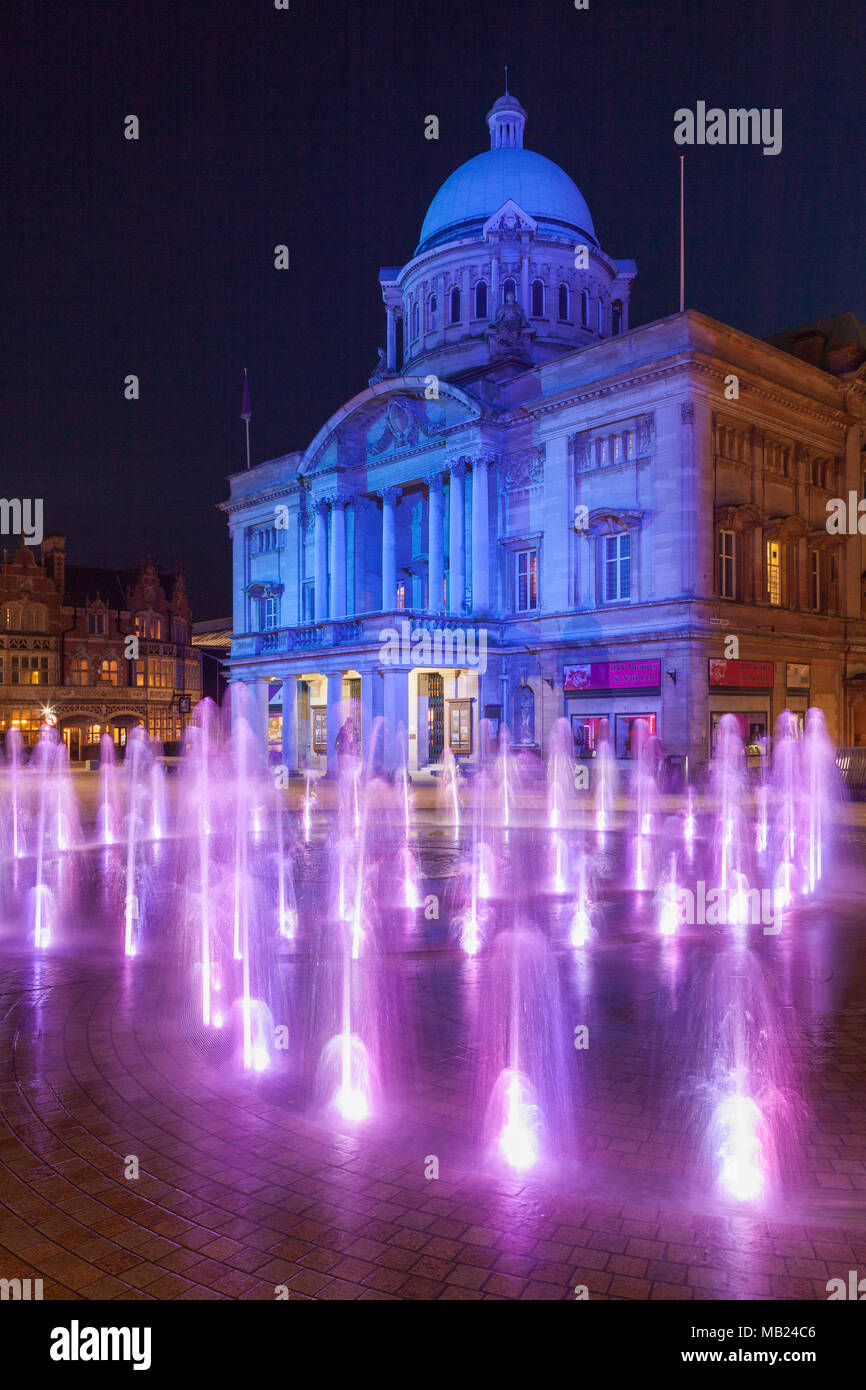 Hull, UK. 5th April 2018. UK News: Hull's Town Hall in Queen Victoria Square, illuminated as part of the City's new 'Golden Hour' lighting installation, designed by artist Nayan Kulkarni. Hull, UK City of Culture 2017, East Yorkshire, UK. 5th April 2018. Credit: LEE BEEL/Alamy Live News Stock Photo