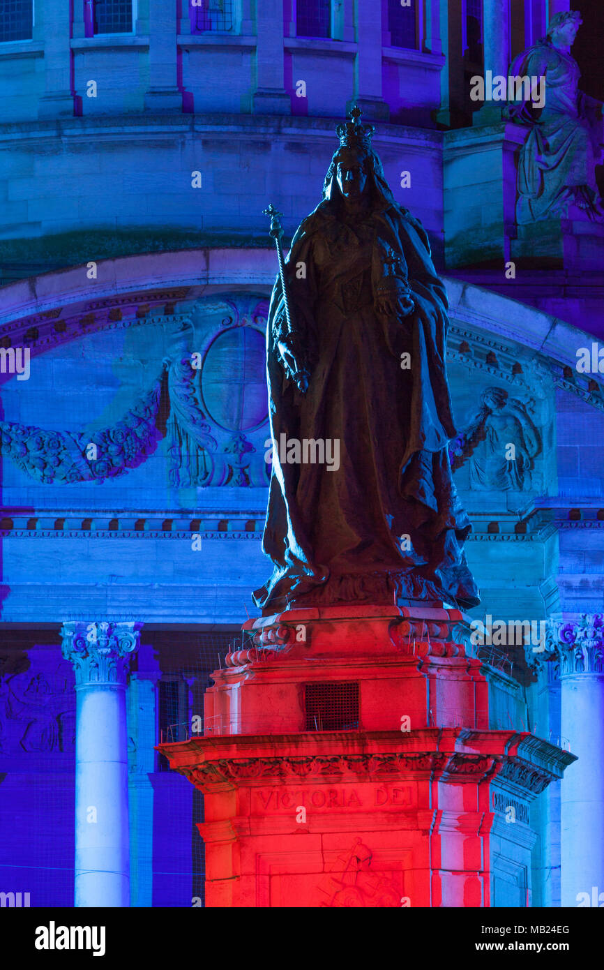 Hull, UK. 5th April 2018. UK News: Hull's Queen Victoria Square, illuminated as part of the City's new 'Golden Hour' lighting installation, designed by artist Nayan Kulkarni. Hull, UK City of Culture 2017, East Yorkshire, UK. 5th April 2018. Credit: LEE BEEL/Alamy Live News Stock Photo