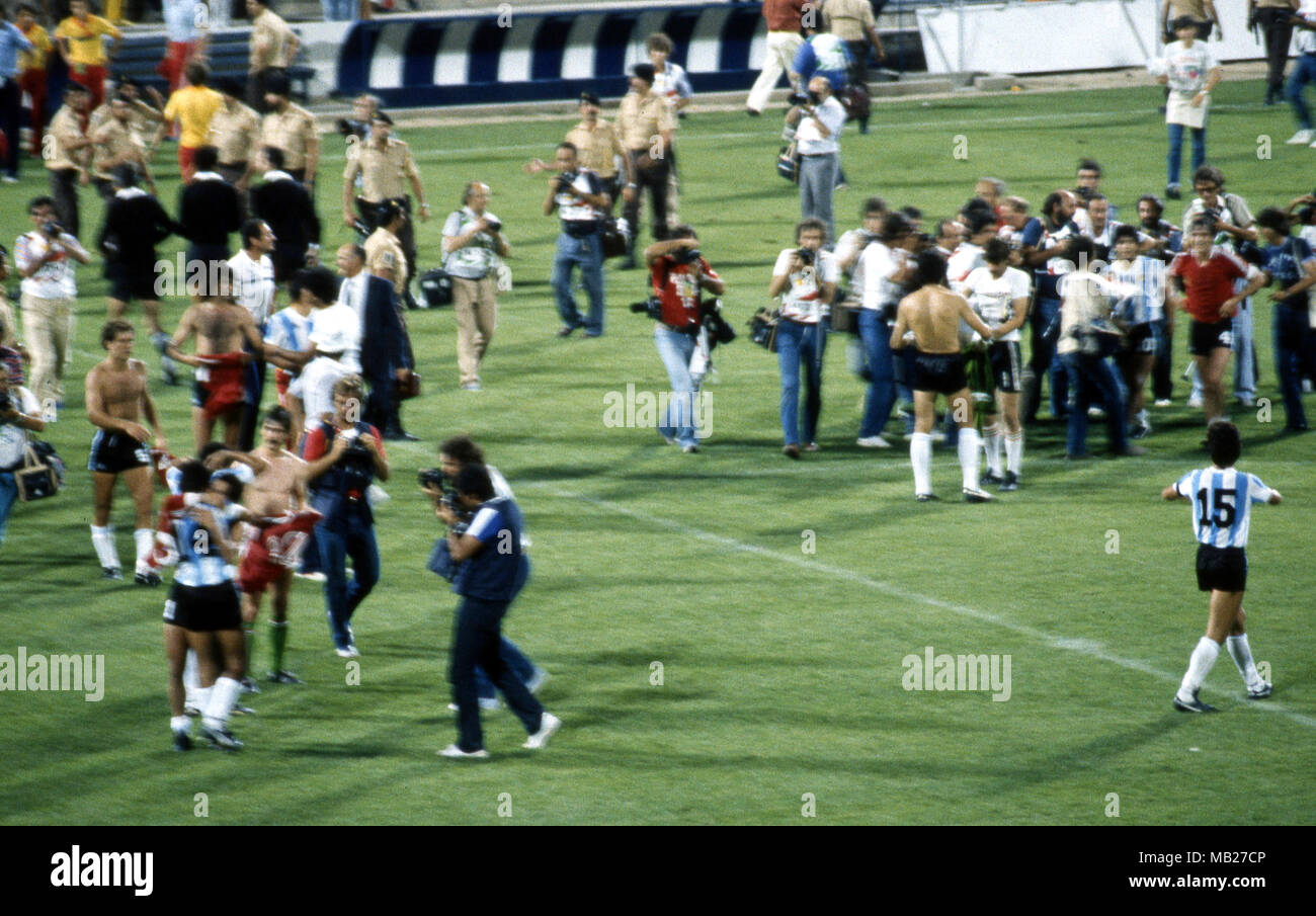 Fifa World Cup Espana 1982 Spain 1982 18 6 1982 Estadio Jos Rico Pez Alicante Fifa World Cup 1982 Group 3 Argentina V Hungary Photographers On The Pitch As Argentina Celebrate A 4 1 Win Stock Photo Alamy