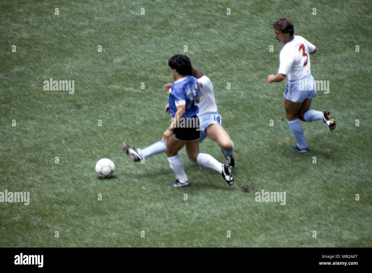 FIFA World Cup - Mexico 1986 22.6.1986, Estadio Azteca, Mexico, D.F. Quarter-final Argentina v England. Terry Fenwick (England) tackles Diego Maradona (Argentina), on right Kenny Sansom. Stock Photo