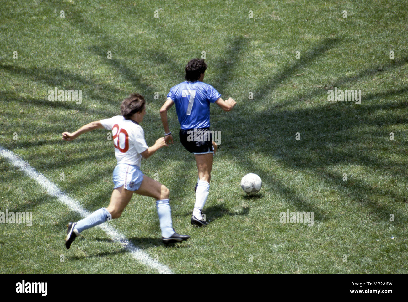 fifa-world-cup-mexico-1986-2261986-estadio-azteca-mexico-df-quarter-final-argentina-v-england-jorge-burruchaga-argentina-v-peter-beardsley-england-under-the-shadow-of-the-stadium-loudspeakers-MB2A6W.jpg