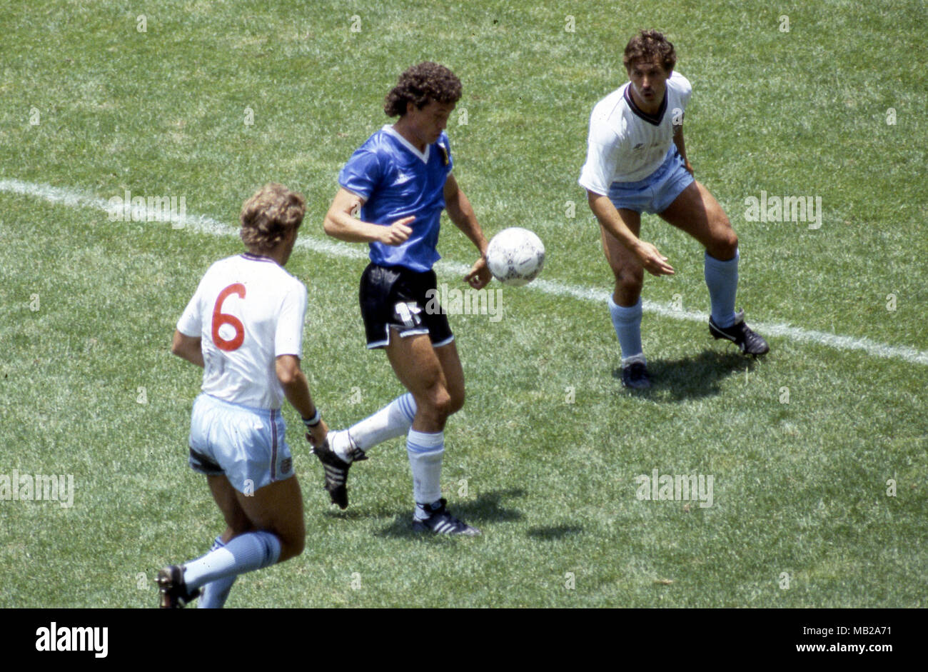 FIFA World Cup - Mexico 1986 22.6.1986, Estadio Azteca, Mexico, D.F. Quarter-final Argentina v England. Jorge Valdano (Argentina) v Terry Butcher & Kenny Sansom (England). Stock Photo