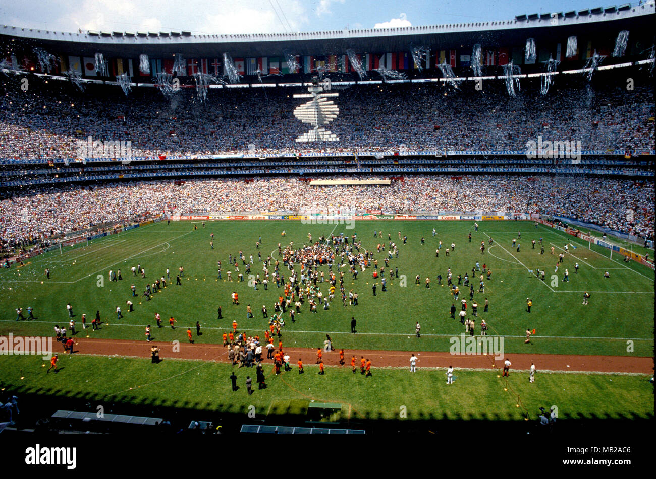 Fifa World Cup Mexico 1986 29 6 1986 Estadio Azteca Mexico D F Final Argentina V West Germany Estadio Azteca After The Final Whistle With Fans Invading The Pitch Stock Photo Alamy Fifa World Cup Mexico 1986 29 6 1986 Estadio Azteca Mexico D F Final Argentina V West Germany Estadio Azteca After The Final Whistle With Fans Invading The Pitch Stock Photo Alamy
