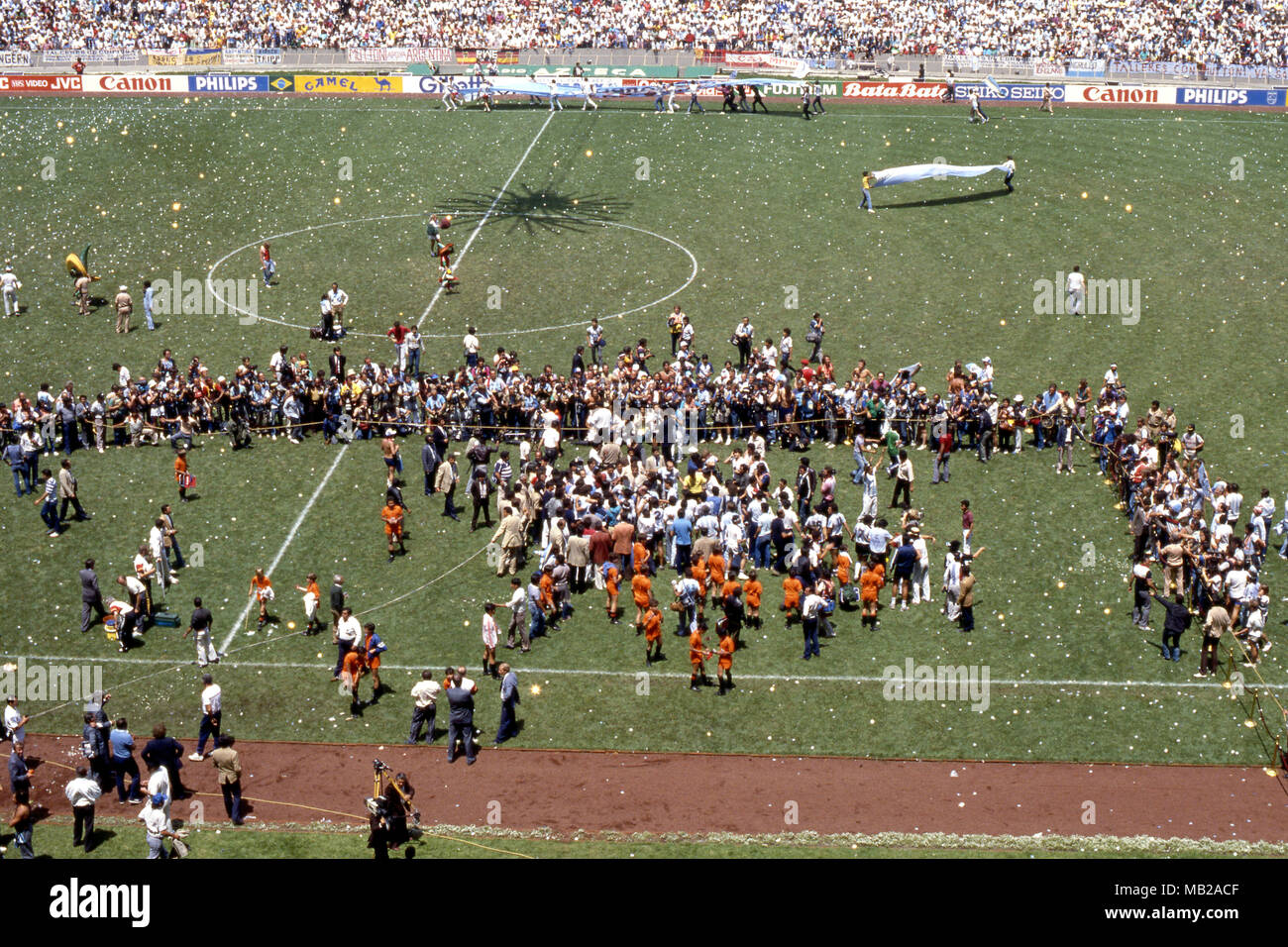 FIFA World Cup - Mexico 1986 29.6.1986, Estadio Azteca, Mexico, D.F. Final  Argentina v West Germany. Photographers and fans invading the pitch after  the final whistle Stock Photo - Alamy