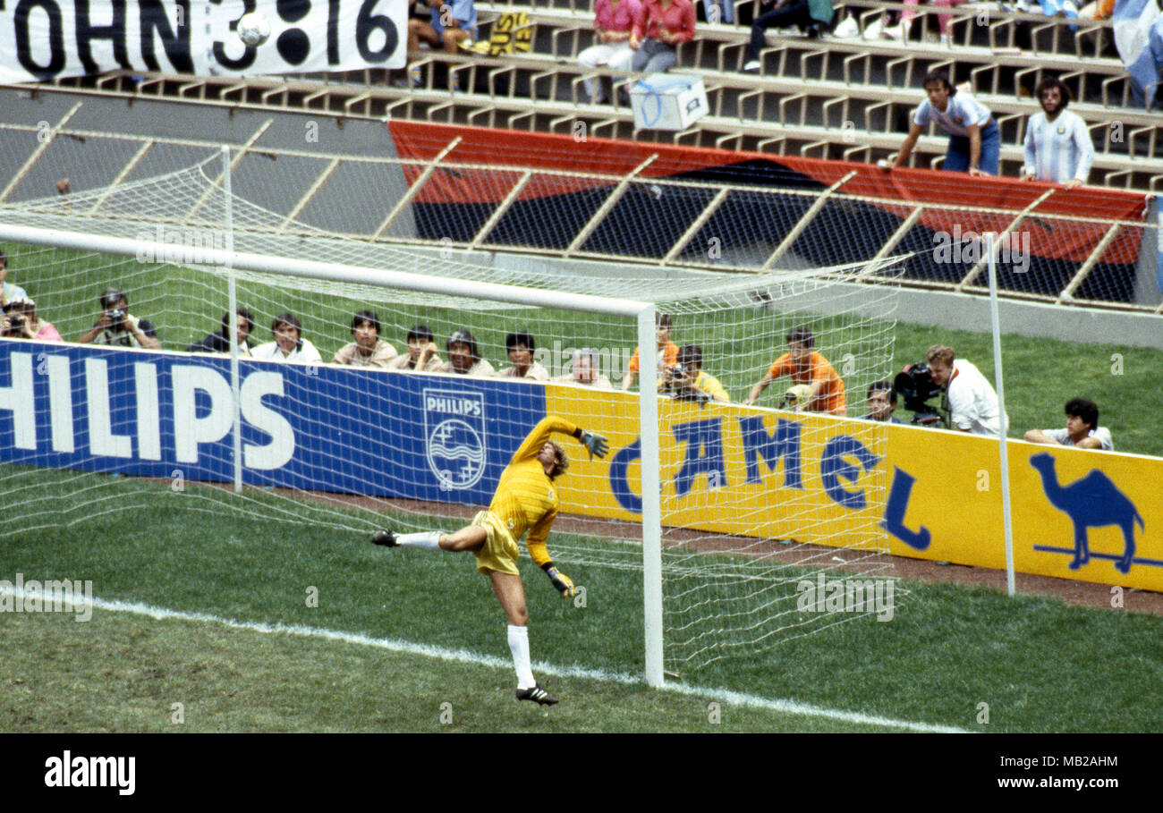 FIFA World Cup - Mexico 1986 25.6.1986, Estadio Azteca, Mexico, D.F.  Semi-final Argentina v Belgium. Jean-Marie Pfaff (Belgium) watching the  ball fly Stock Photo - Alamy