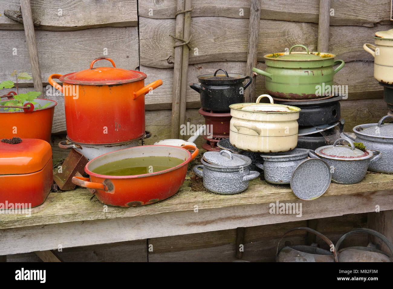 Vintage Enamel Oval Roaster, Roasting Pot, Casserole Pot, Cooking Pot,  Creamy Yellow and Green, Vintage Pots, Retro Pots, 1950s Kitcheneare 