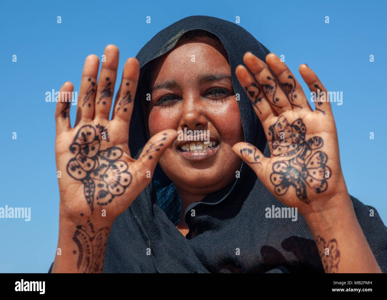 A somali woman showing her hand painted with henna, North-Western province, Berbera, Somaliland Stock Photo