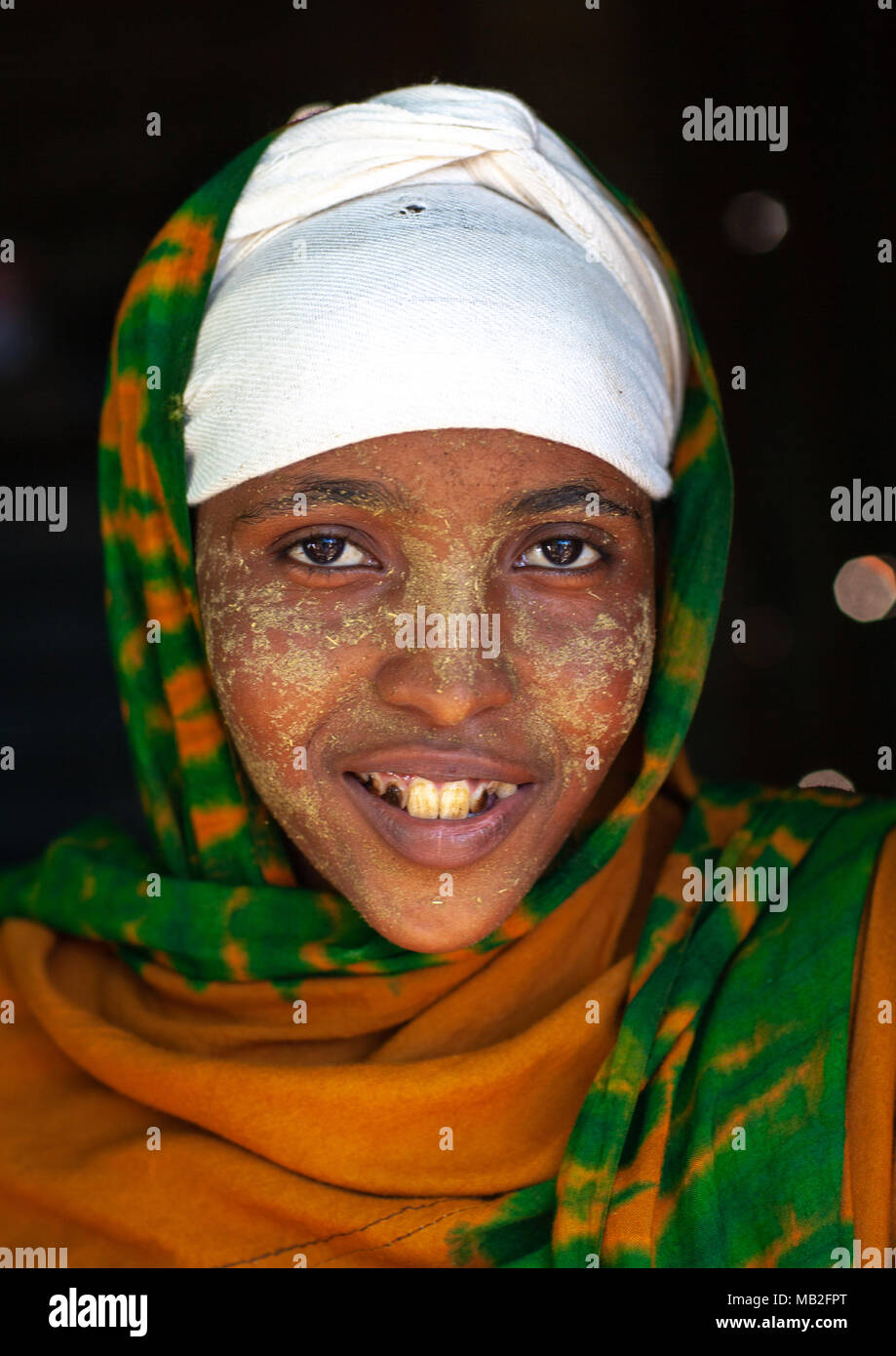 Portrait of a smiling somali girl with qasil on her face, North-Western province, Berbera, Somaliland Stock Photo