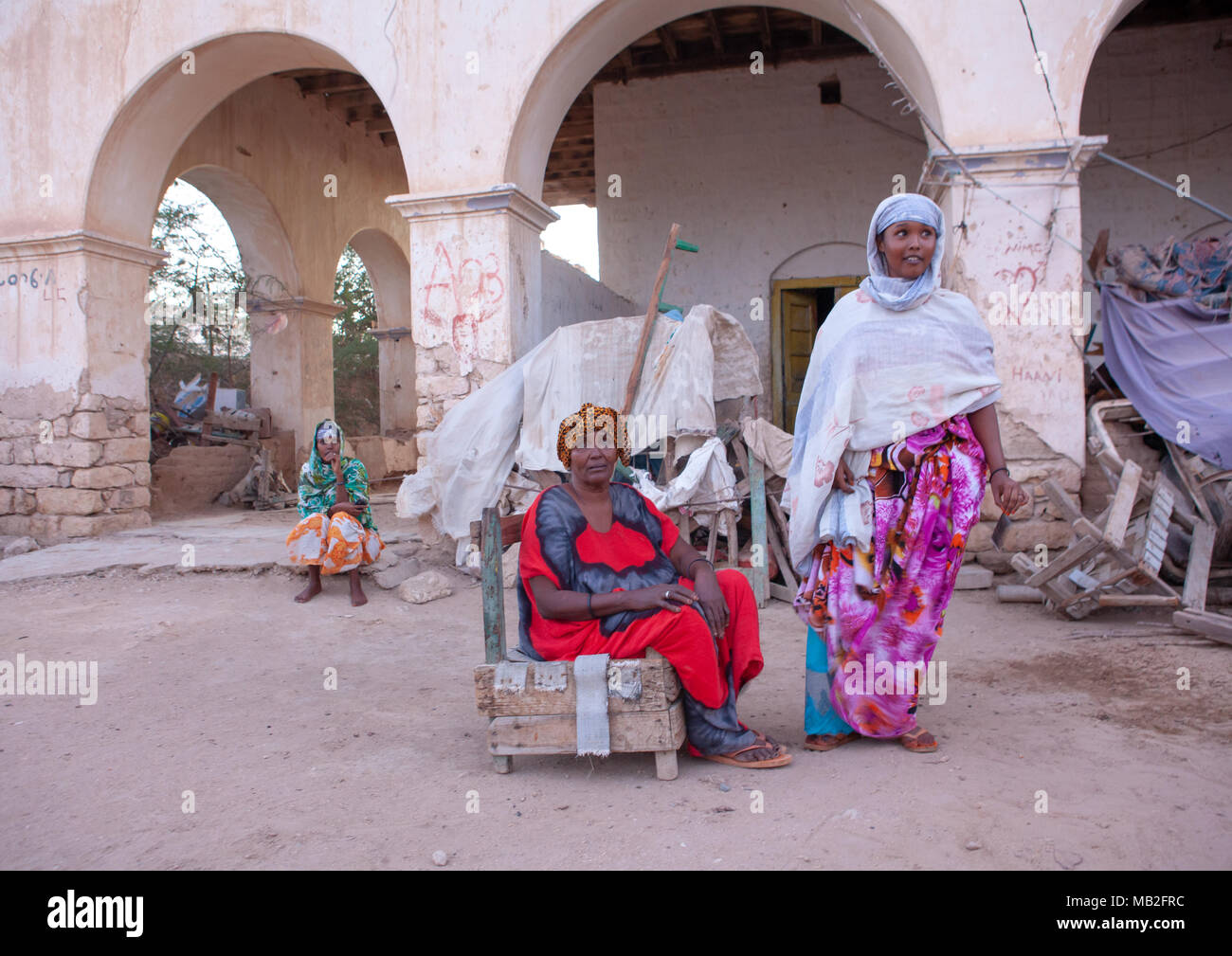 Portrait of a somali women in front of their house, North-Western province, Berbera, Somaliland Stock Photo