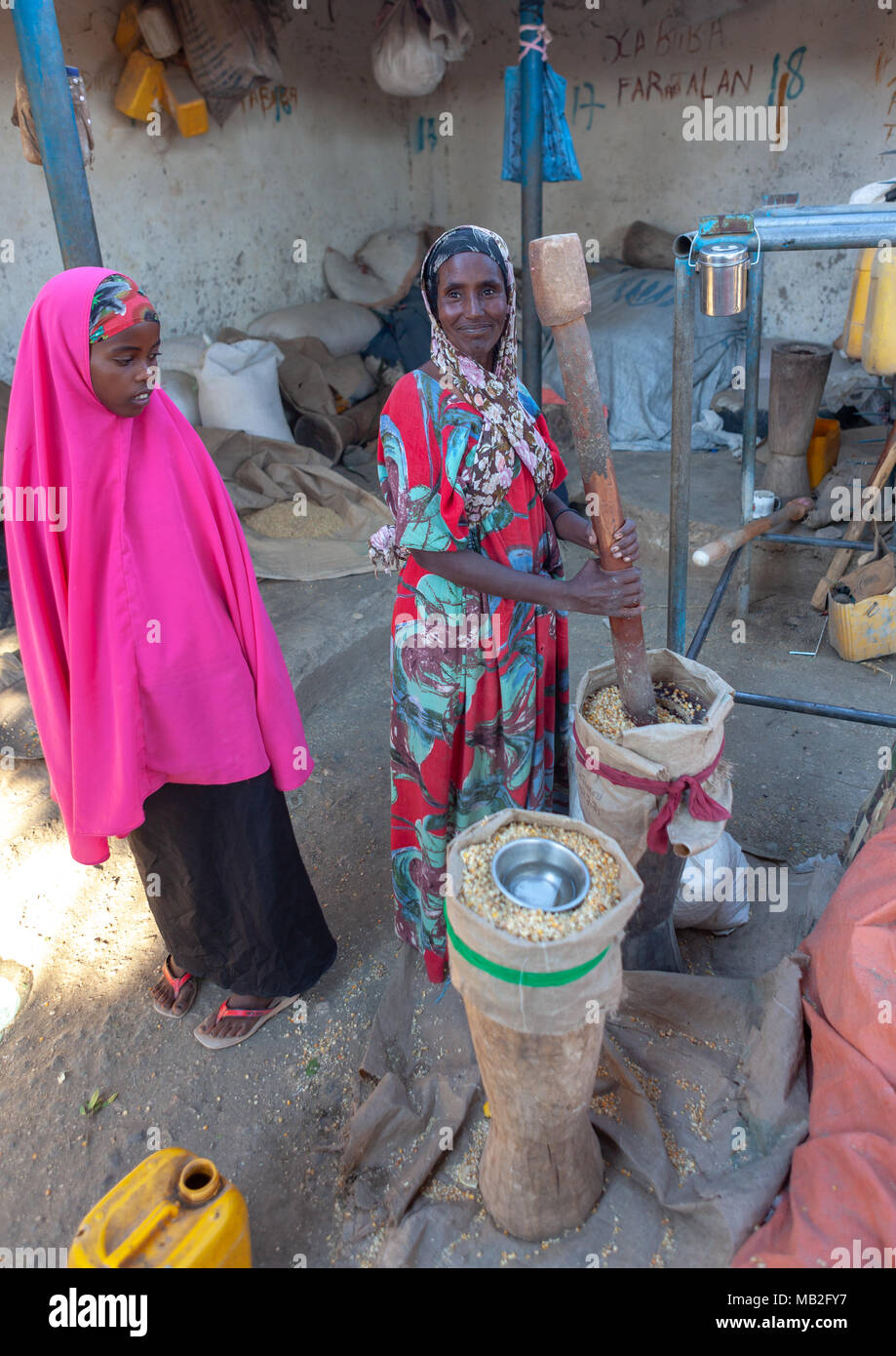 Somali woman using mortar and pestle, Woqooyi Galbeed region, Hargeisa