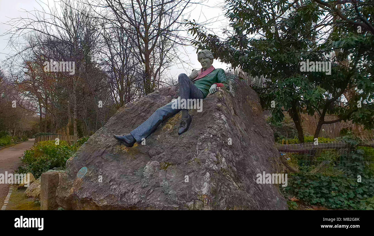 Oscar Wilde statue in the city of Dublin Stock Photo Alamy