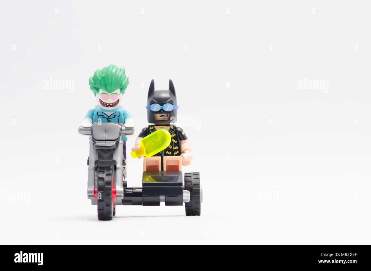 Scooter Lego Darvader Junto Com Batman Andando De Bicicleta Fotografia  Editorial - Imagem de fundo, lambreta: 185334497