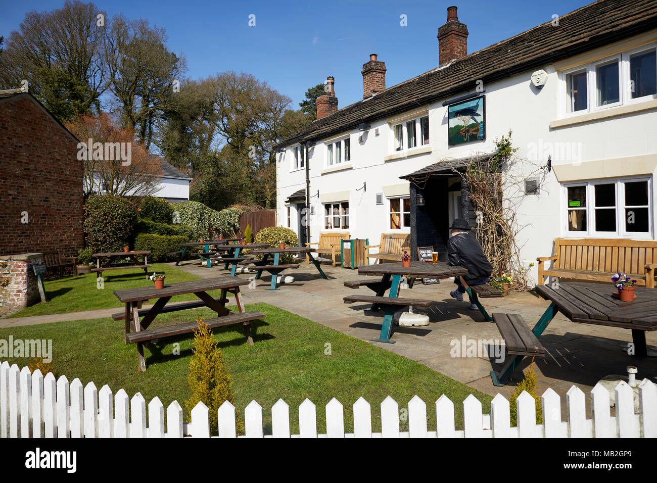 Bird in Hand, Mobberley, Knolls Green Village, Knutsford, CHESHIRE traditional 18th century roadside COUNTRY pub with front beer garden Stock Photo