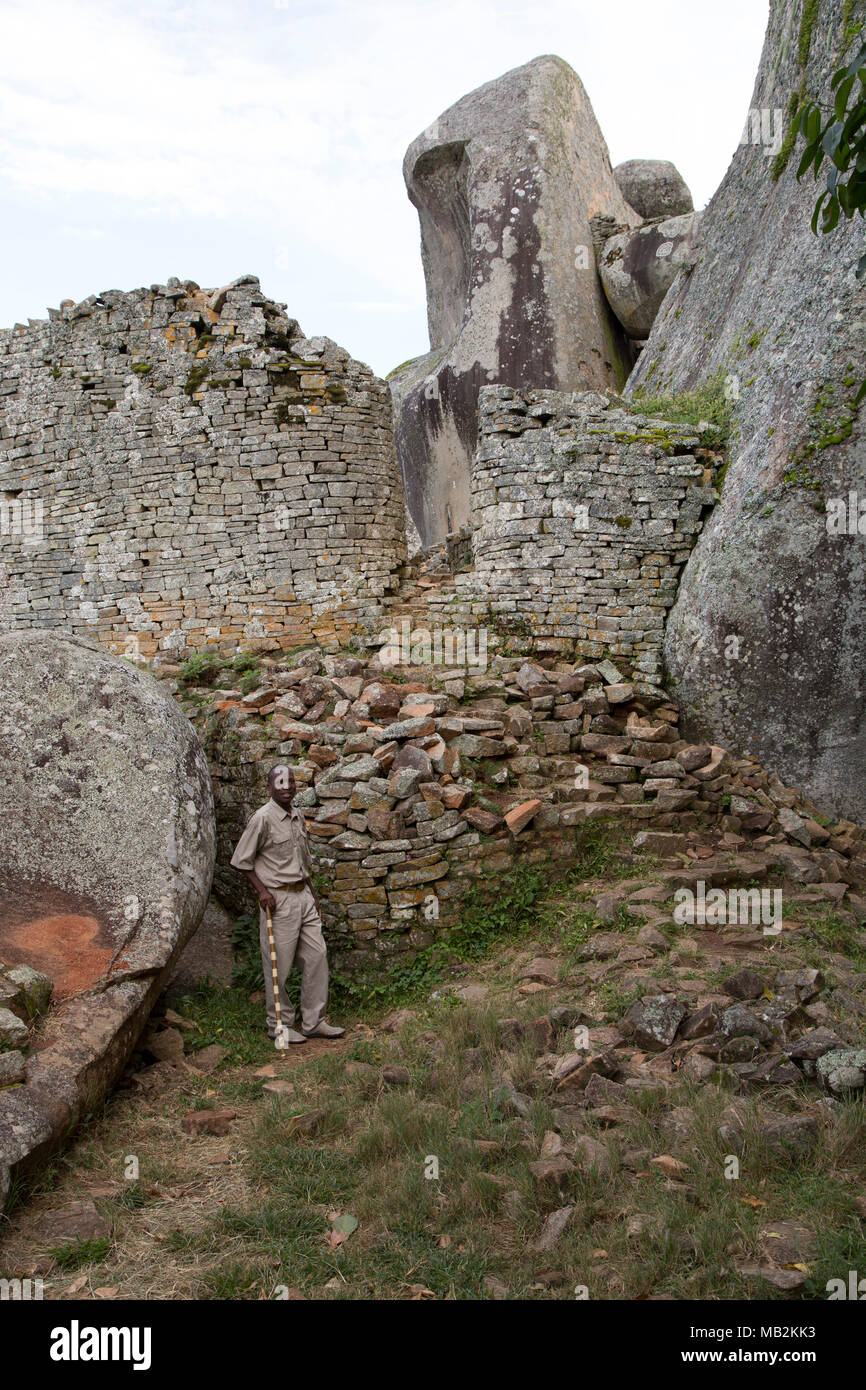 Lovemore, a guide at Great Zimbabwe near Masvingo in Zimbabwe. The ruins of the stonework buildings were the capital of the Kingdom of Zimbabwe during Stock Photo