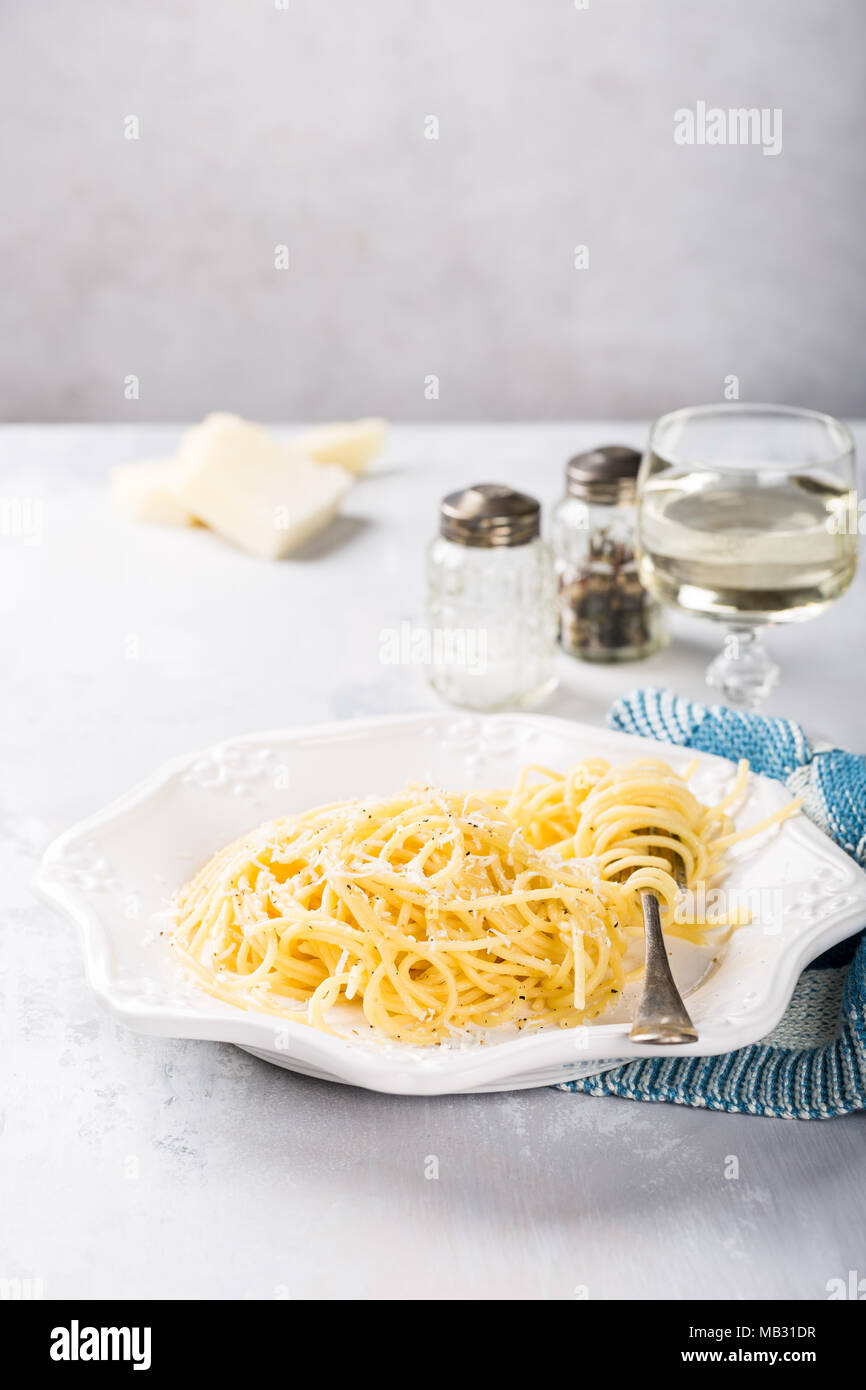 Spaghetti with pecorino cheese and pepper Stock Photo Alamy