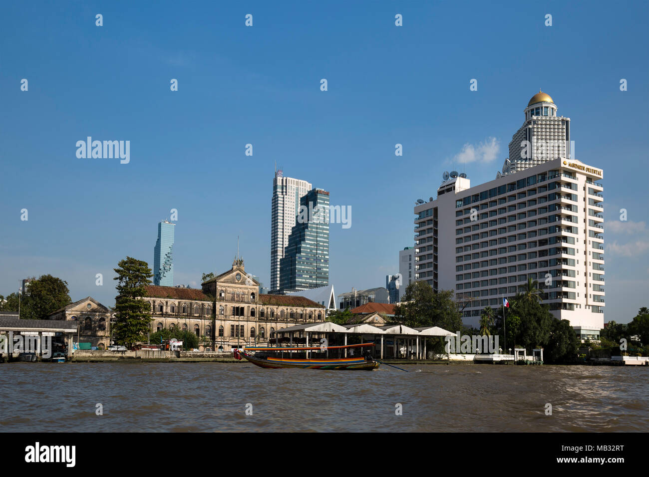 View from Mae Nam Chao Phraya to Mandarin Oriental Hotel and Lebua At State Tower, middle facade Old Custom House, Bangkok Stock Photo