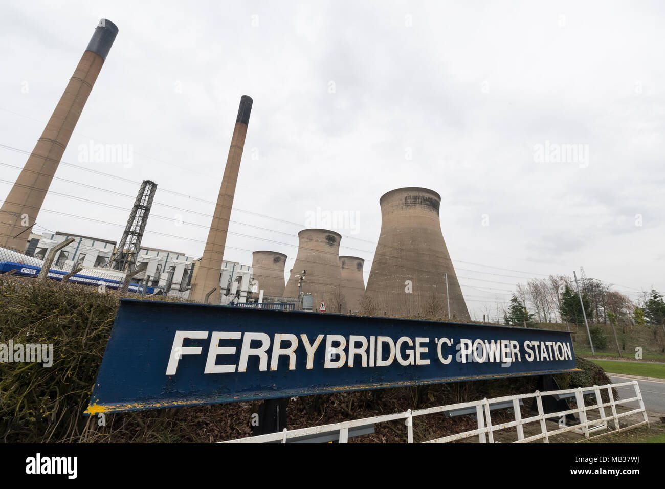 General view of Ferrybridge C Power Station, which has been decommissioned. Ferrybridge, Yorkshire, UK. 6th April 2018. Stock Photo