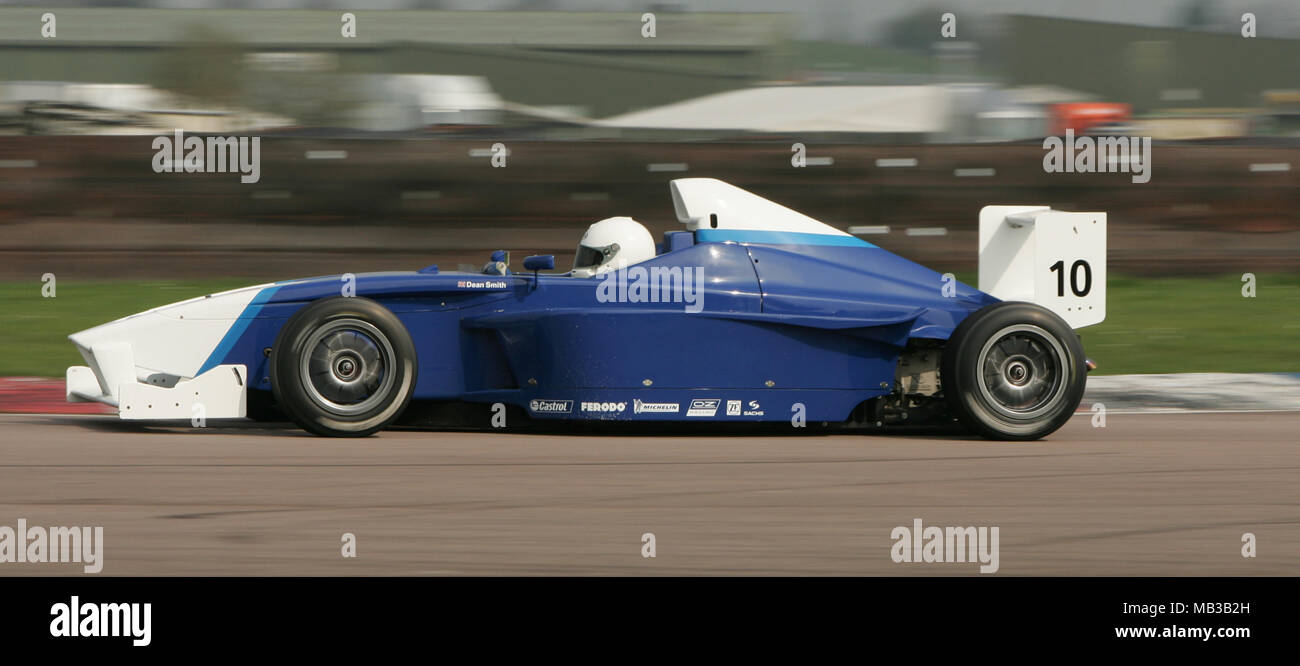 Dean Smith racing at Thruxton in April 2005 Stock Photo