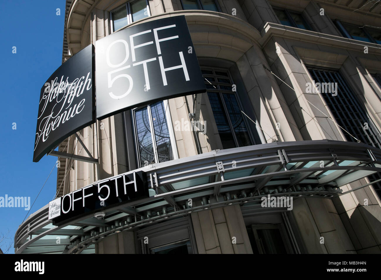 Saks fifth avenue store hi-res stock photography and images - Alamy