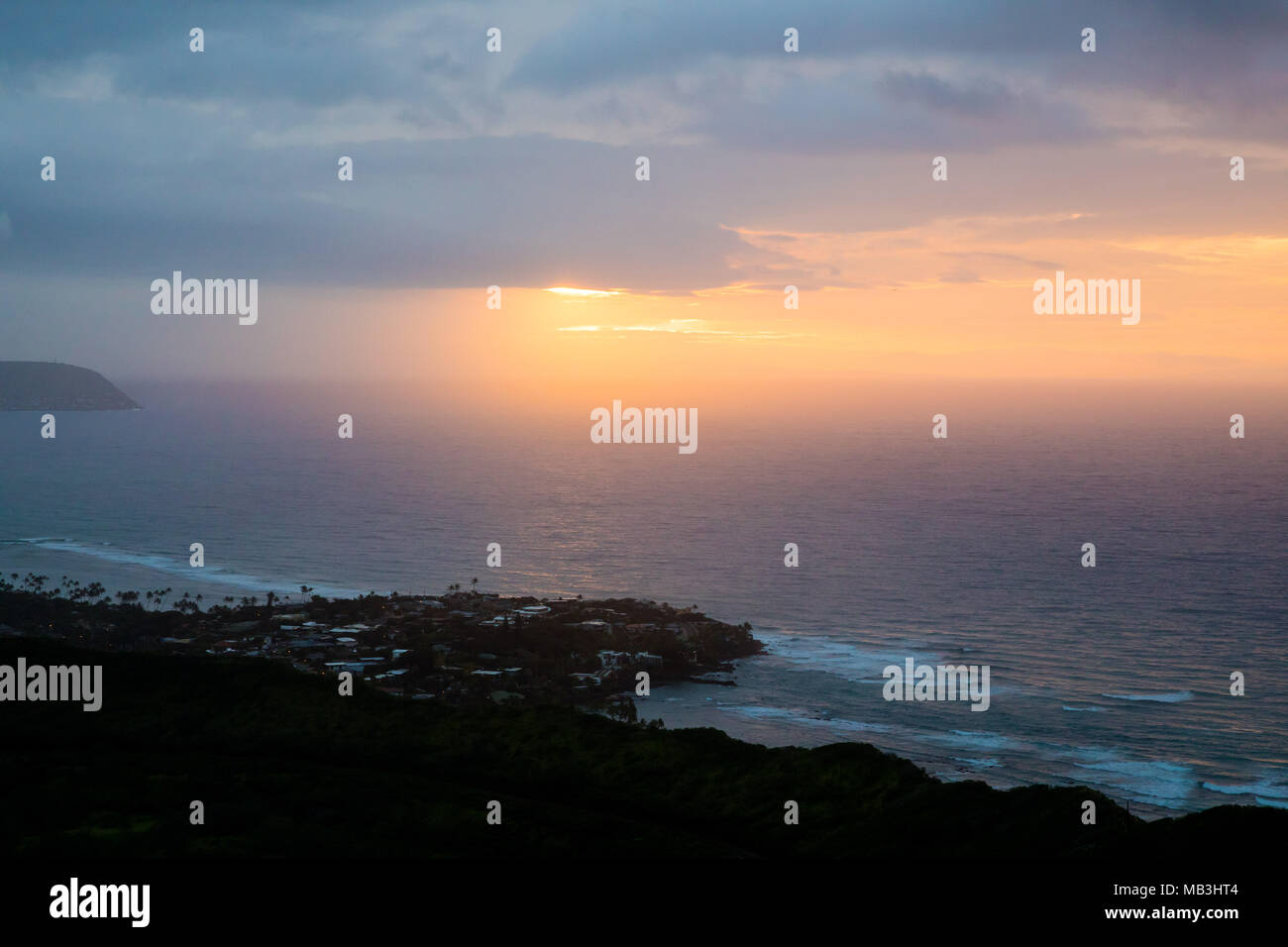 Diamond head trail waikiki oahu hi-res stock photography and images - Alamy
