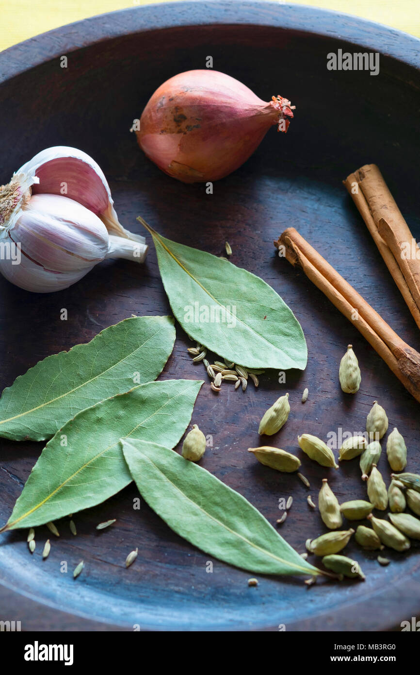 Garlic, Bay Leaves, Cinnamon and Cardamoms Stock Photo Alamy
