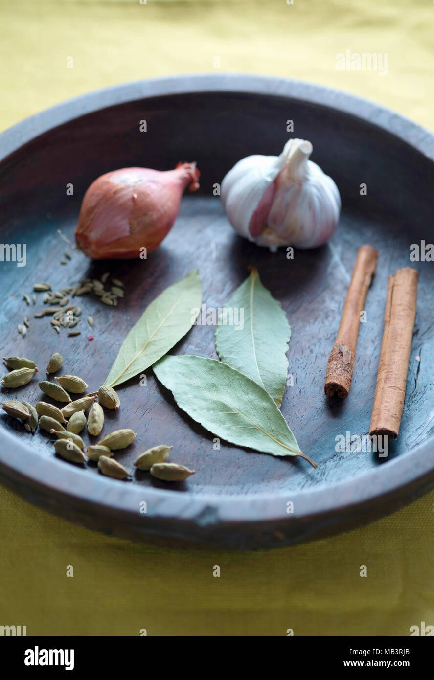 Garlic, Bay Leaves, Cinnamon and Cardamoms Stock Photo Alamy